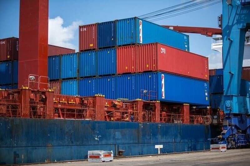 Microsoft previews Linux containers that run in Windows