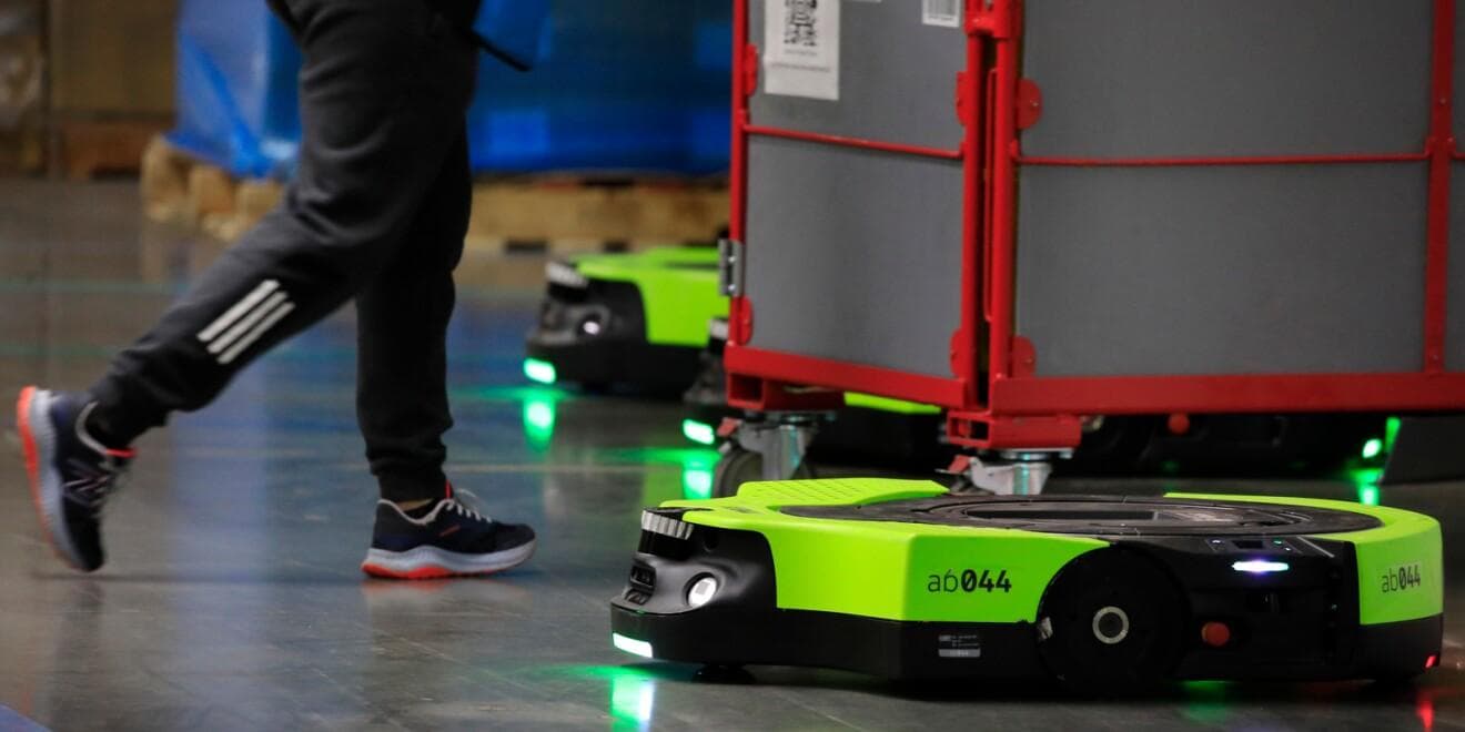 Amazon develops a warehouse robot workers can speak to