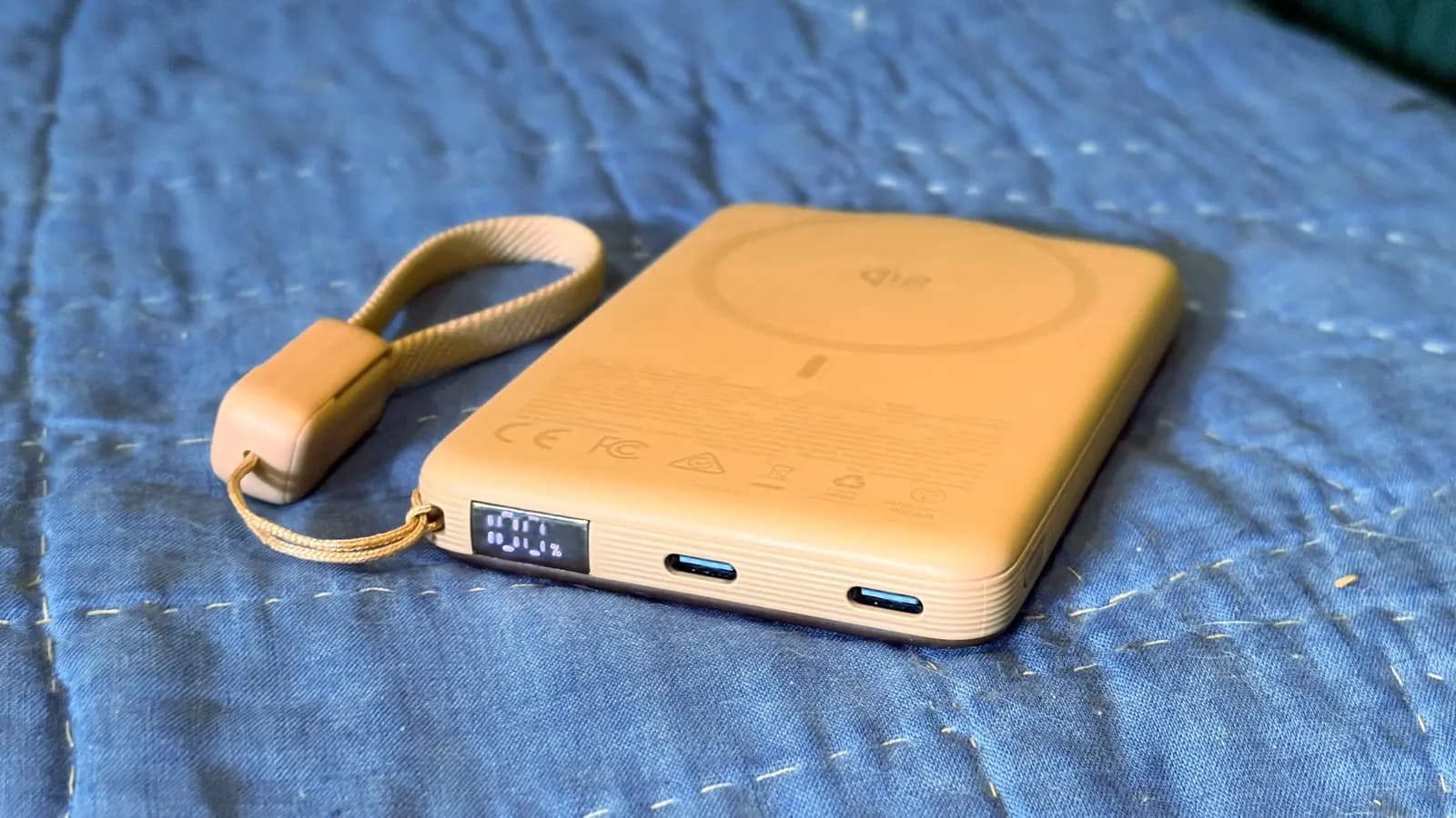 Stylish 25W iPhone power bank comes with a display and clip-on cable [Review] ★★★★★