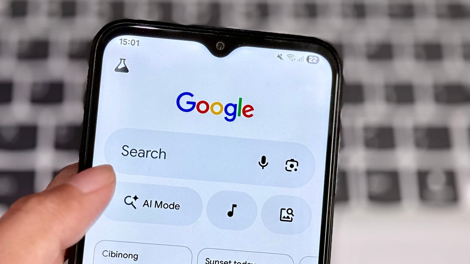 Google experiments with sending Chrome searches straight to AI
