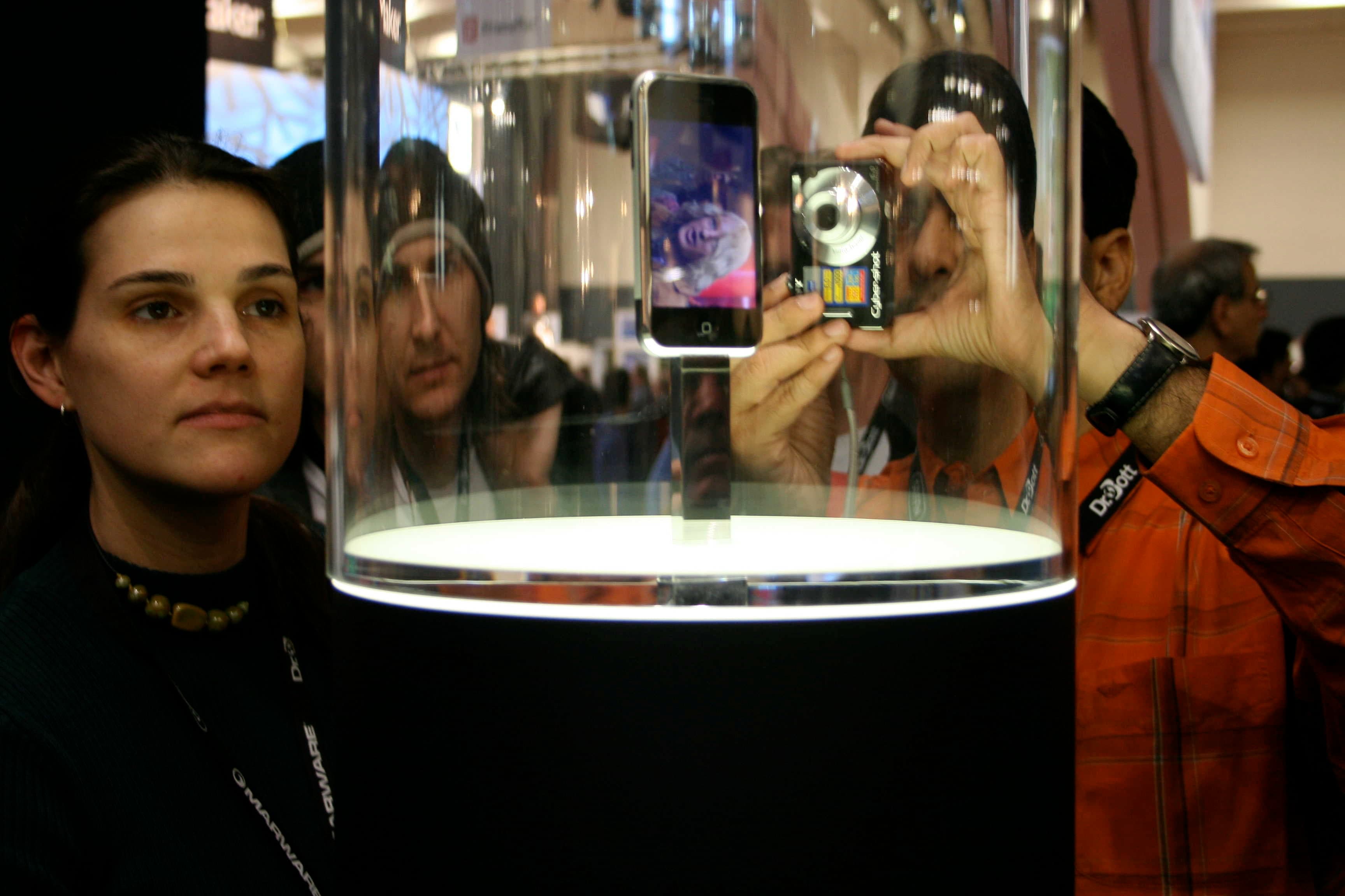 Today in Apple history: Fans line up to get their hands on the very first iPhones