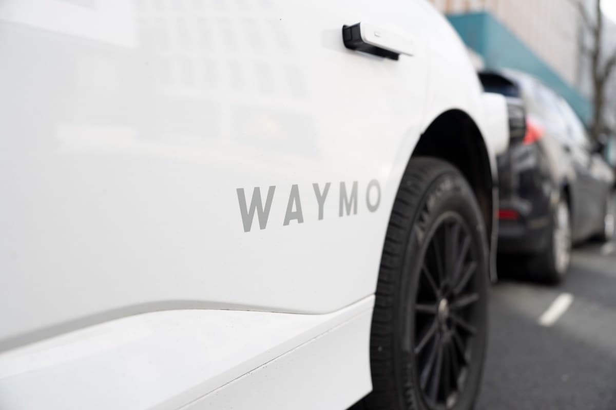 Feds demand autonomous vehicle companies stop interfering with first responders