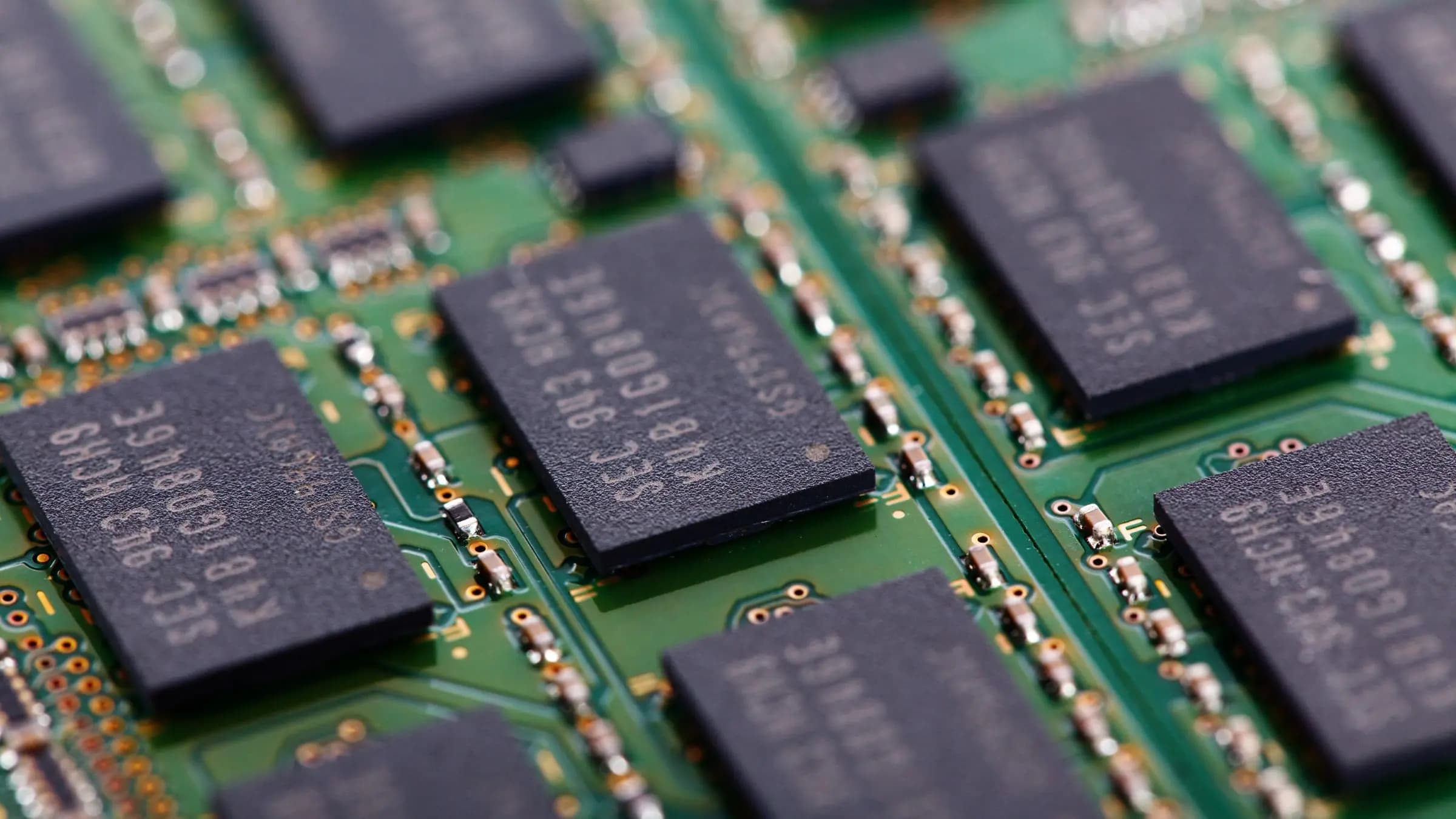 Apple reportedly tests Chinese memory chips for iPhone and MacBook