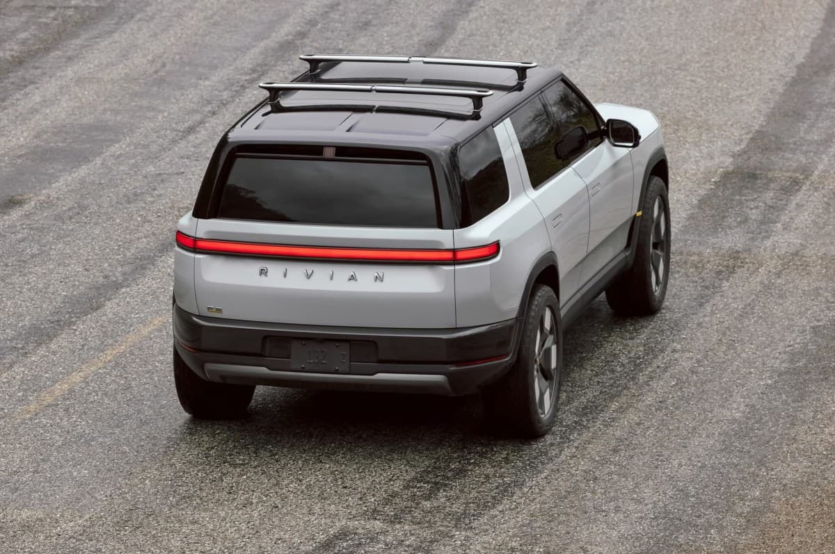 Rivian cuts hundreds of workers after R2 deliveries start