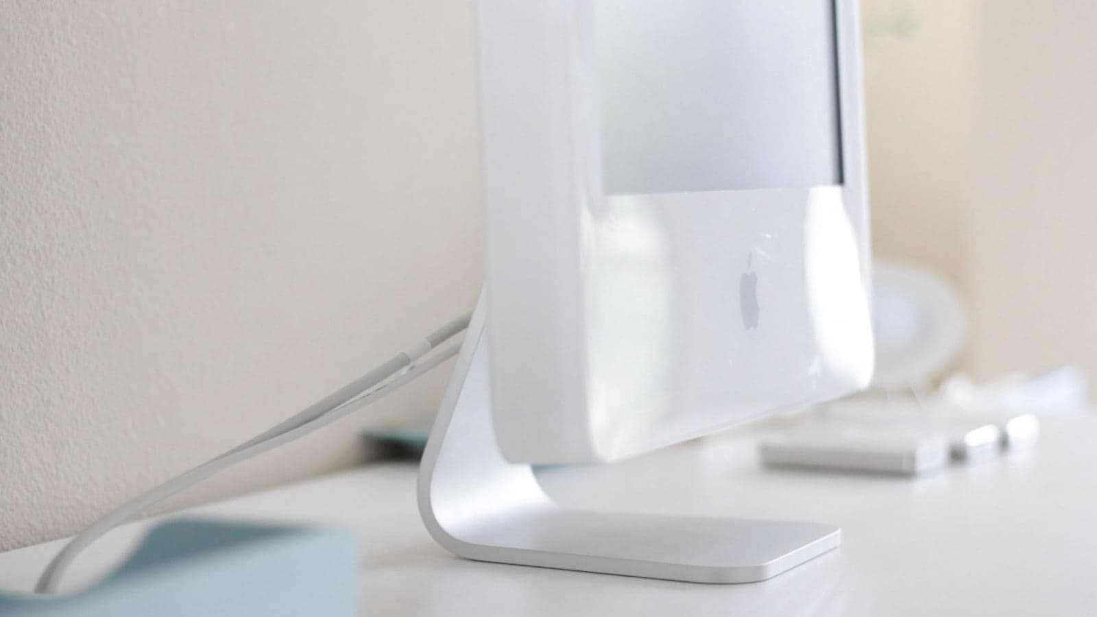 Today in Apple history: iMac G5 takes a page out of the iPod’s playbook