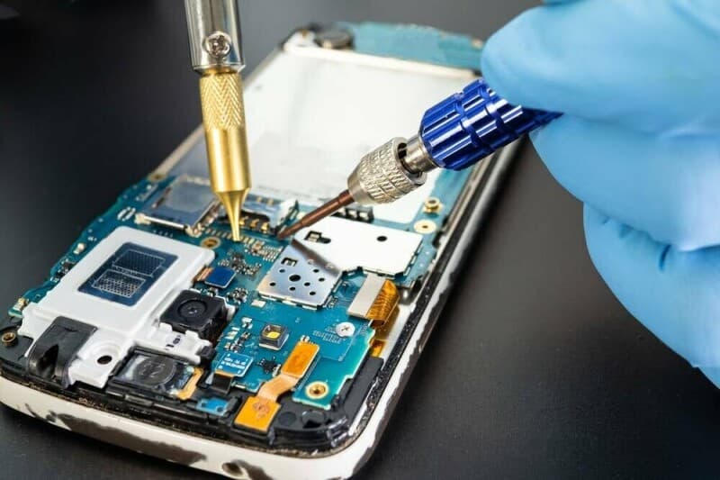 Smartphone makers don't bother to comply with EU repairability requirements